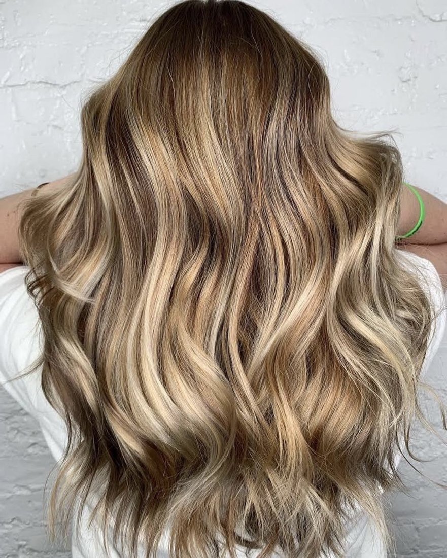 Balayage blond ondulé — réalisation Maxance Coiffure Woluwe-Saint-Pierre