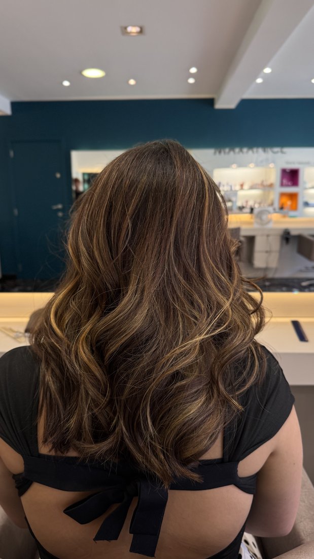 Balayage caramel ondulé — réalisation Maxance Coiffure Woluwe-Saint-Pierre