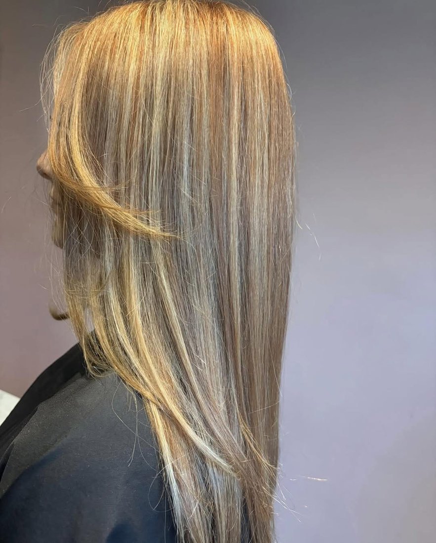 Mèches blondes sur cheveux longs — réalisation Maxance Coiffure Woluwe-Saint-Pierre