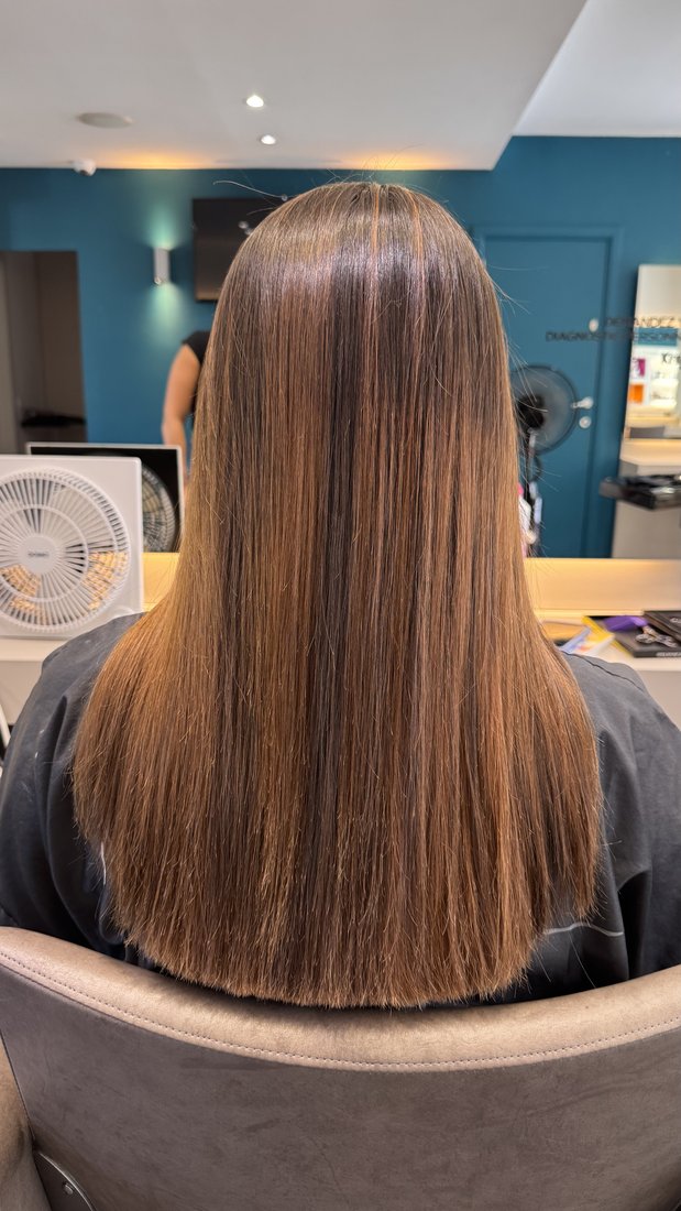 Lissage brushing cheveux longs — réalisation Maxance Coiffure Woluwe-Saint-Pierre